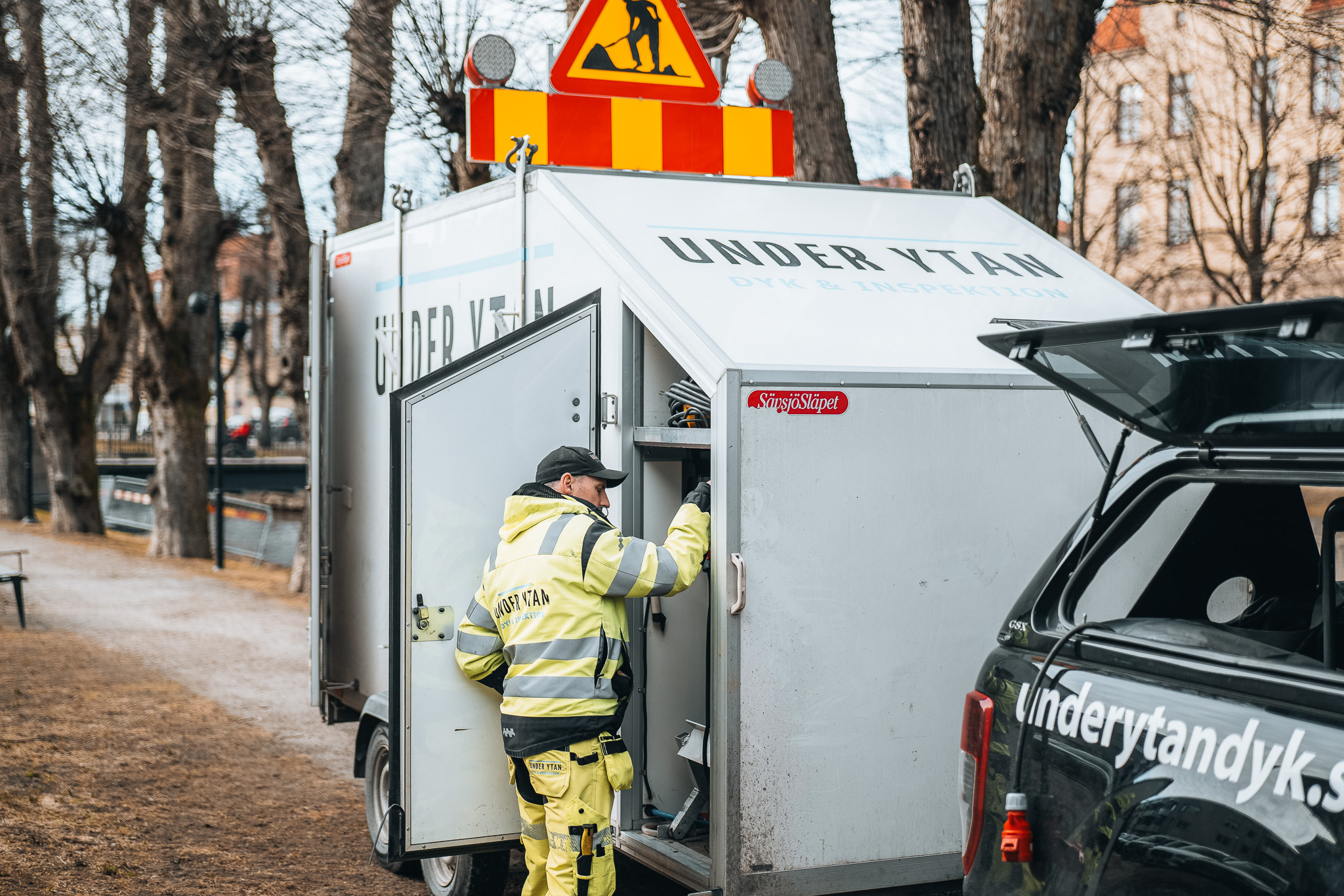 Vi är är specialister på undervattensinspektion, broinspektioner, kajinspektioner och anläggningsdykning