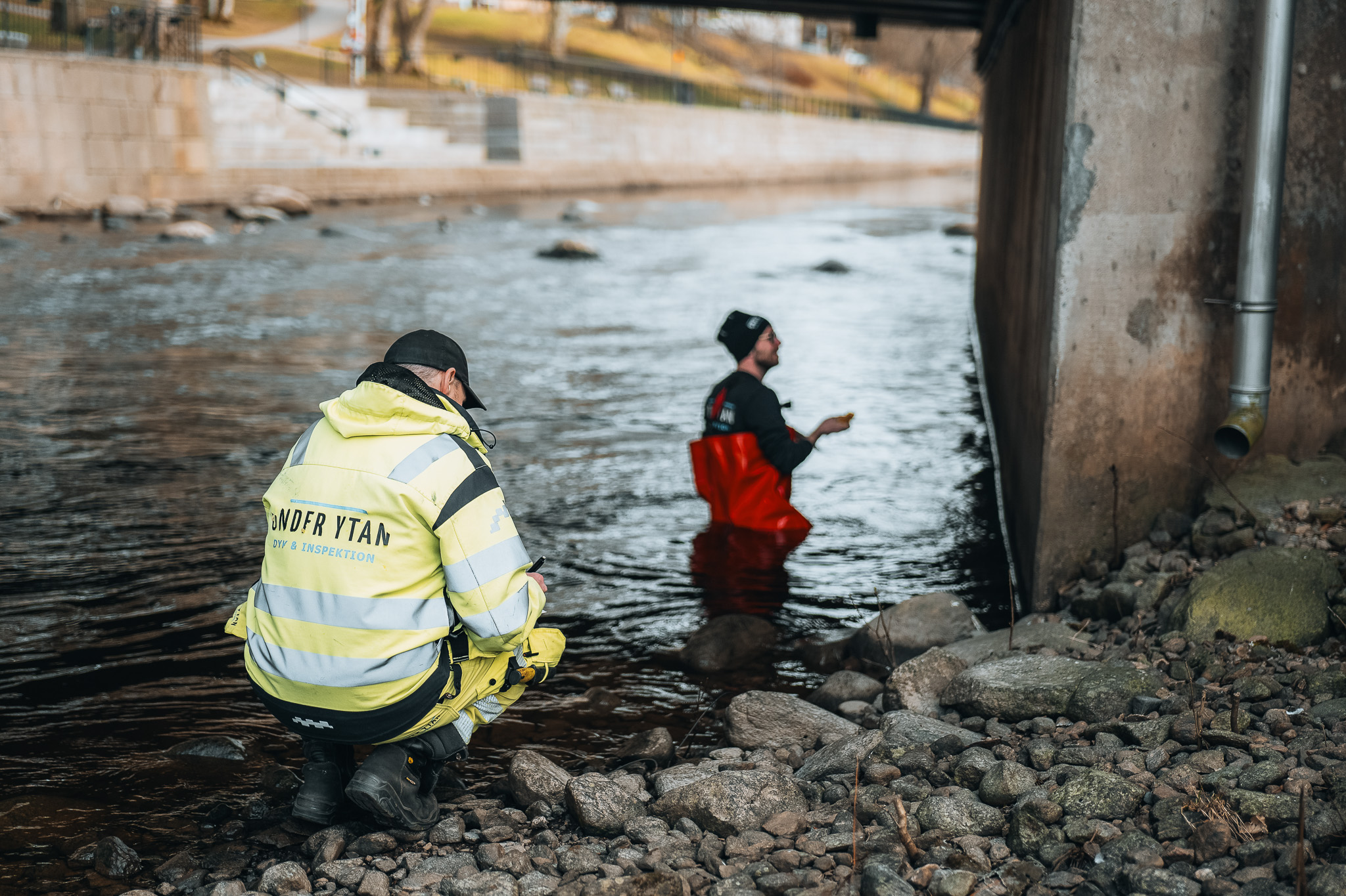 Vi använder specialanpassad utrustning för inspektionsdyk, anläggningsdykning, broinspektioner, kajinspektioner, provtagning och mätning under vatten.